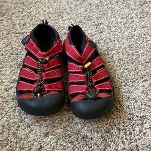 Kids Keen water sandals size 1, excellent used condition!